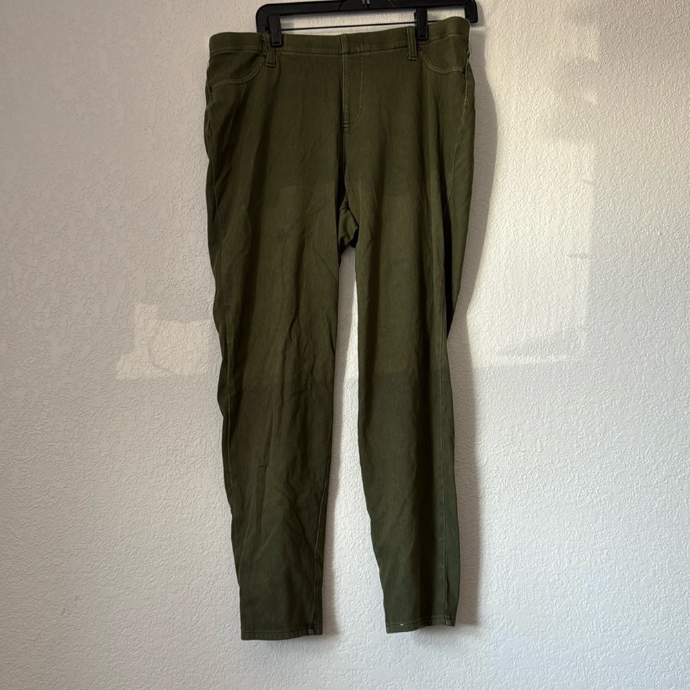 Time Tru green leggings just in time for Christmas